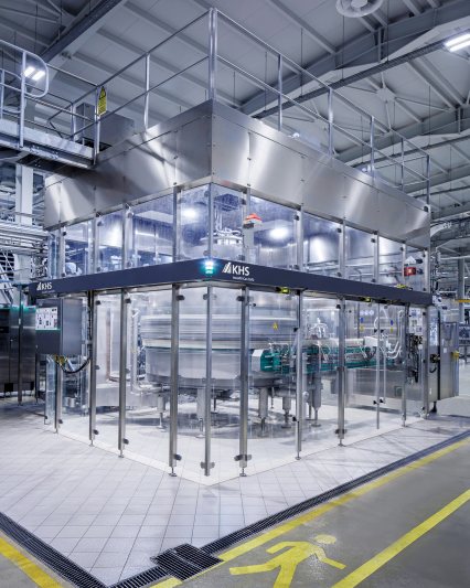 Bis zu 60.000 Dosen können mit dem Dosenfüller pro Stunde gefüllt werden (Bild: Frank Reinhold).