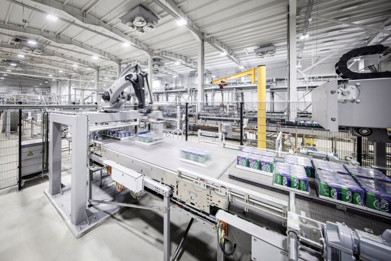 Der Palettierer »Innopal PB« und der Palettentransport »Innopal PTR« sorgen für die automatische Lagenbildung mithilfe von Robotern, die Stapelung auf der Palette sowie für die Zuführung zur Logistik (Bild: Frank Reinhold).