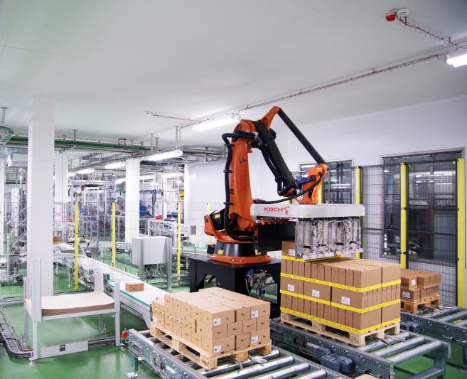 Der Industrieroboter greift eine ganze Kartonreihe auf einmal und setzt sie punktgenau auf die Palette. Dabei wird eine Rate von 30 Kartons pro Minute erreicht. (Bild: Koch Industrieanlagen).