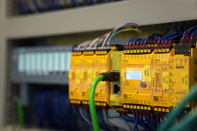 Diagnosemeldungen erscheinen als Klartext auf dem Gerätedisplay des »PNOZmulti 2« im Schaltschrank (Bild: Pilz).