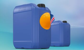 Die Herstellung der mindestens dreischichtigen, FSSC-22000-zertifizierten Kanister erfolgt im Extrusionsblasverfahren (Bild: Schütz).