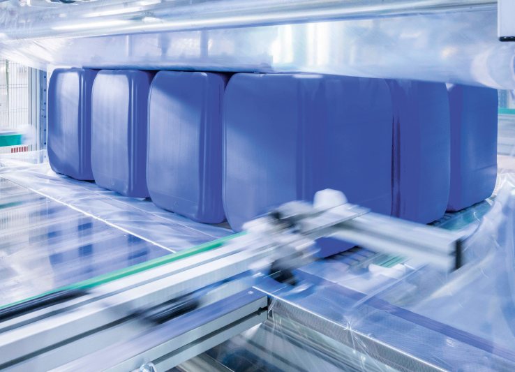 Die speziell entwickelte Geometrie der »SC1«-Kanisterserie gewährleistet ein ergonomisches Handling und eine Stapelbarkeit ohne Verrutschen (Bild: Schütz).