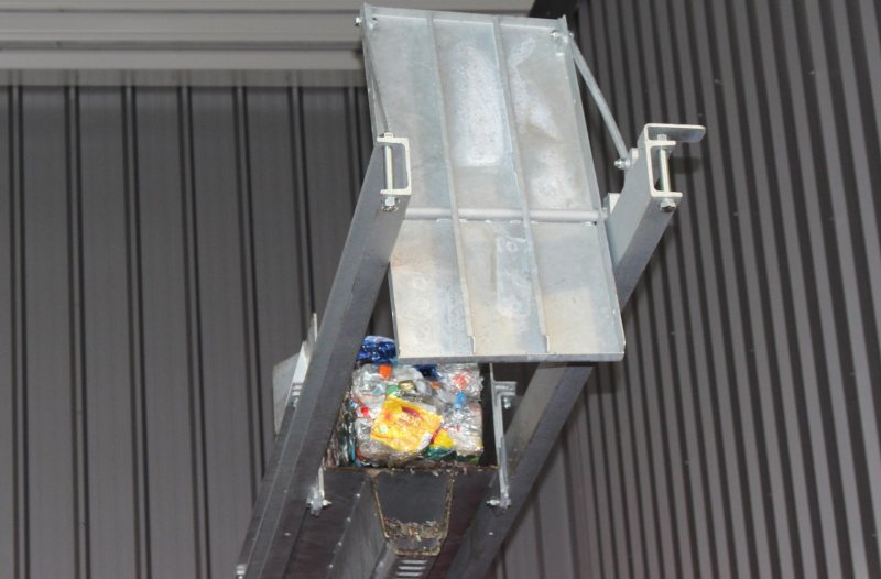 Die Brikettierpresse ist für große Materialmengen konzipiert und liefert jederzeit zuverlässig stapelbare PET-Ballen (Bild: Strautmann).