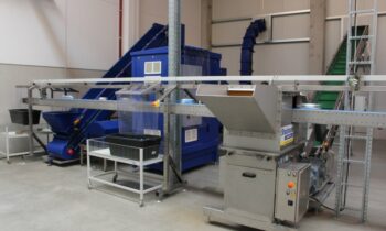 Ein automatisierter Prozess mit Entwässerer (re.) und Brikettierpresse (li.) macht im Fristo-Logistikzentrum die Leergutentsorgung effizient (Bild: Strautmann).