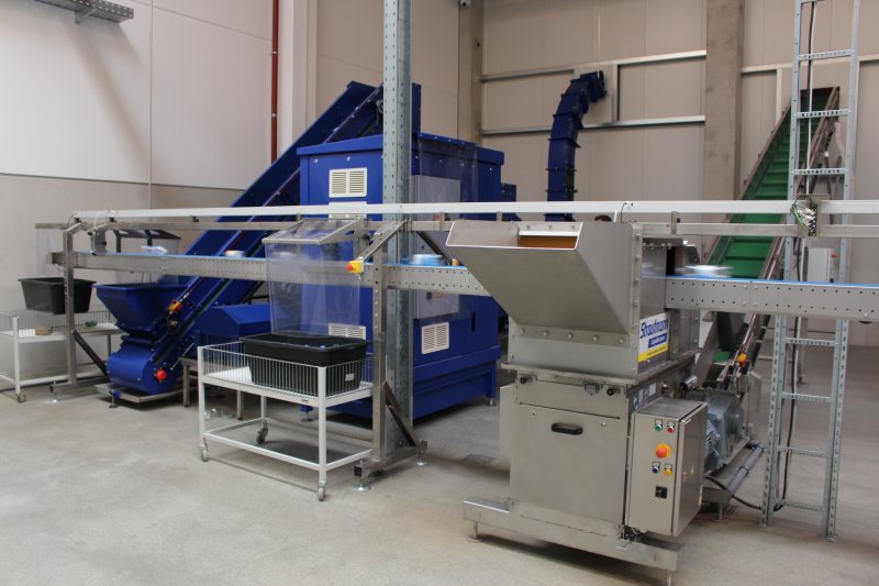 Ein automatisierter Prozess mit Entwässerer (re.) und Brikettierpresse (li.) macht im Fristo-Logistikzentrum die Leergutentsorgung effizient (Bild: Strautmann).