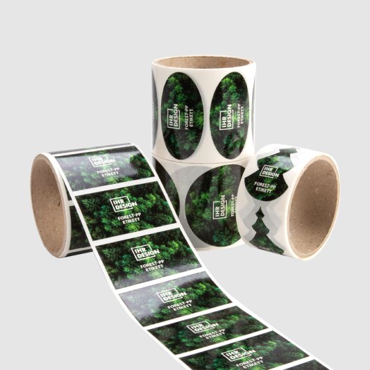 während »Forest PP«-Etiketten aus holzbasierter Folie mit FSC-Mix-Trägerpapier bestehen (Bilder: Wirmachendruck).