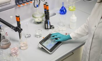 Das All-in-one-Labormessgerät ermöglicht, mehrere Parameter gleichzeitig zu messen. Das Gerät lässt sich intuitiv bedienen und erfüllt alle GxP-Vorgaben (Bild: Xylem).