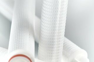 Die Tiefenfilterkerzen sind CIP-/SIP-kompatibel und rückspülbar (Bild: Eaton).