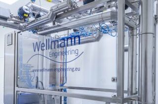 Leicht an viele Anwendungsfälle anpassbar, reinigen vollautomatische CIP-Anlagen Leitungen und Komponenten schnell und effizient (Bild: Wellmann).