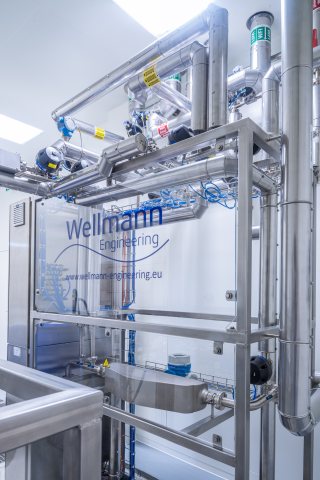 Leicht an viele Anwendungsfälle anpassbar, reinigen vollautomatische CIP-Anlagen Leitungen und Komponenten schnell und effizient (Bild: Wellmann).