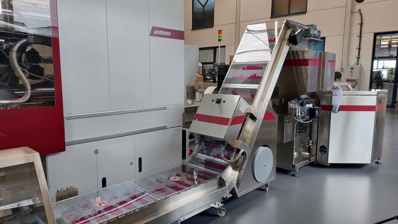 Produktion der Verschlusskappen (Bild: Wittmann).