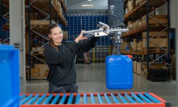 Durch die intuitive Zweihandbedienung können Hebegüter mit einem Gewicht von bis zu 65 kg ergonomisch bewegt werden (Bild: Timmer).