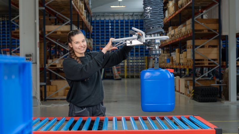 Durch die intuitive Zweihandbedienung können Hebegüter mit einem Gewicht von bis zu 65 kg ergonomisch bewegt werden (Bild: Timmer).