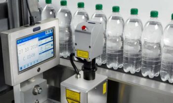 CO₂-Laser »Linx CSL 60« an einer Getränkelinie für PET-Flaschen (Bild: Bluhm).