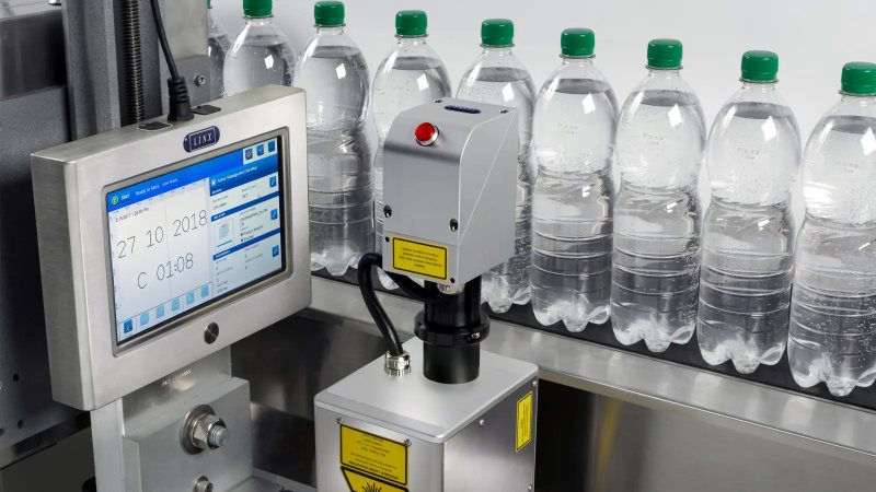 CO₂-Laser »Linx CSL 60« an einer Getränkelinie für PET-Flaschen (Bild: Bluhm).