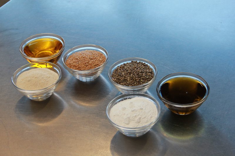 Ausgangs- und Endprodukte der Goldlein- und Hanfverarbeitung: Öle, Saat und daraus gewonnene funktionelle Proteinmehle (Bild: Fraunhofer IVV).