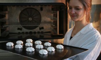 Anwendung des Goldlein-Proteinmehls als funktioneller Eiersatz in Meringues (Bild: Fraunhofer IVV).