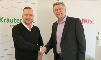 Bernhard Mix, geschäftsführender Gesellschafter der Kräuter Mix GmbH (li.), begrüßt Marco Grasmeder als neuen kaufmännischen Geschäftsführer (Bild: Sigrid Gamisch/Kräuter Mix).