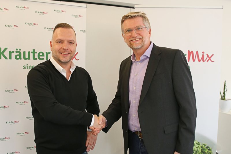 Bernhard Mix, geschäftsführender Gesellschafter der Kräuter Mix GmbH (li.), begrüßt Marco Grasmeder als neuen kaufmännischen Geschäftsführer (Bild: Sigrid Gamisch/Kräuter Mix).