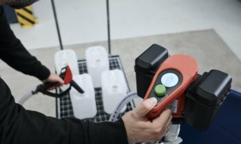 Der Akku-Motor fördert bei 80 % Leistung bis zu 2200 l pro Akku-Ladung und erlaubt eine einstellbare Chargenabfüllung (Bild: Flux).