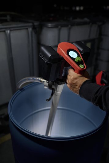Der kompakte Akkumotor eignet sich zur netzunabhängigen Entleerung von IBCs oder Fässern (Bild: Flux).