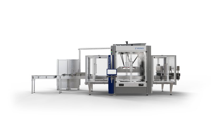 Die Maschine verteilt Behälter mittels Robotertechnologie sicher und schonend in entsprechende Gassen vor dem Packer (Bild: Krones).