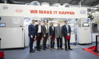 Eröffnung des Packaging Competence Center, v. l.: Vincenzo Cerciello – Nordmeccanica; Kai Ethner, Dirk Martin und Rajat Agrawal – Henkel; Antonio Cerciello und Alfredo Cerciello – Nordmeccanica (Bild: Henkel).