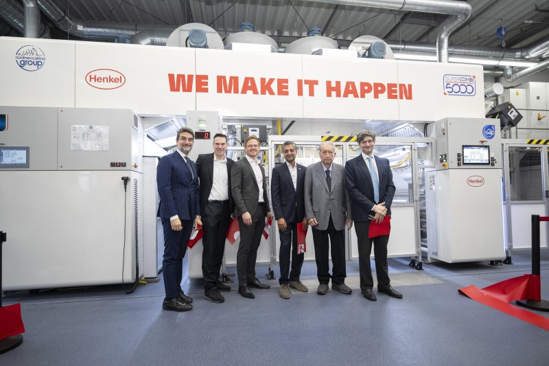 Eröffnung des Packaging Competence Center, v. l.: Vincenzo Cerciello – Nordmeccanica; Kai Ethner, Dirk Martin und Rajat Agrawal – Henkel; Antonio Cerciello und Alfredo Cerciello – Nordmeccanica (Bild: Henkel).