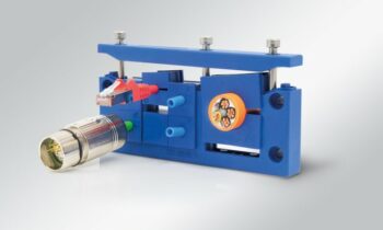 Mit den teilbaren Kabeleinführungsleisten für den Lebensmittelbereich lassen sich verschiedene Leitungen führen (Bild: icotek).