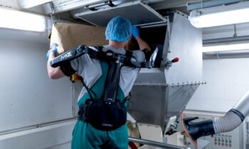 Säcke mit bis zu 30 kg Gewicht lassen sich dank des Exoskeletts »MATE UTB« in der Gewürzmühle Brecht ergonomischer bewegen (Bild: Schmalz).