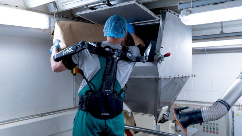 Säcke mit bis zu 30 kg Gewicht lassen sich dank des Exoskeletts »MATE UTB« in der Gewürzmühle Brecht ergonomischer bewegen (Bild: Schmalz).