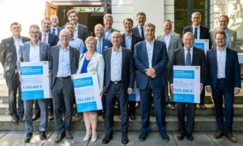 Bayerischer Transformationsfonds: Bayerns Ministerpräsident Dr. Markus Söder und Wirtschaftsminister Hubert Aiwanger mit Unternehmensvertretern bei der Übergabe der Förderbescheide am 16. Juli 2026 im Prinz-Carl-Palais in München (Bild: Bayerische Staatskanzlei).