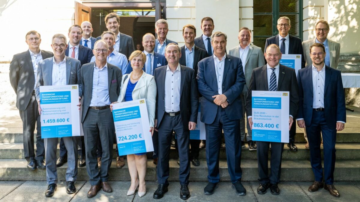 Bayerischer Transformationsfonds: Bayerns Ministerpräsident Dr. Markus Söder und Wirtschaftsminister Hubert Aiwanger mit Unternehmensvertretern bei der Übergabe der Förderbescheide am 16. Juli 2026 im Prinz-Carl-Palais in München (Bild: Bayerische Staatskanzlei).