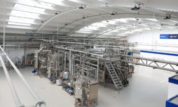 Das Technologiezentrum unterstützt Unternehmen dabei, Verfahren für Präzisionsfermentation, Zellkultivierung und weitere biotechnologische Anwendungen vom Labor in den Pilotmaßstab zu überführen (Bild: GEA/Sommer & Co.).