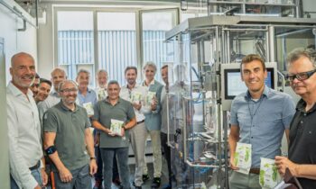 Vertreter, Projektbeteiligte und Maschinenexperten bei der Inbetriebnahme der neuen Verpackungsmaschine in Oberkirch. (Bild: Koehler-Gruppe).