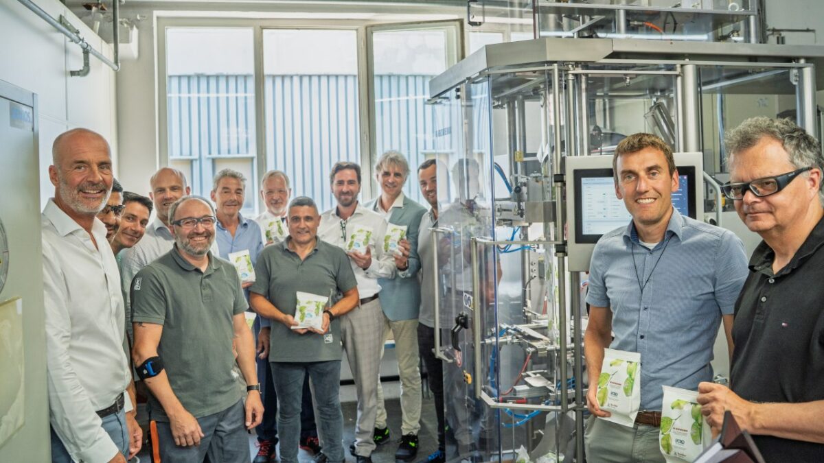 Vertreter, Projektbeteiligte und Maschinenexperten bei der Inbetriebnahme der neuen Verpackungsmaschine in Oberkirch. (Bild: Koehler-Gruppe).