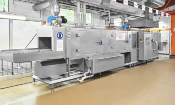Industrie-Waschanlage zur Reinigung und Trocknung von Blechen, Körben und Backformen (Bild: Mohn).