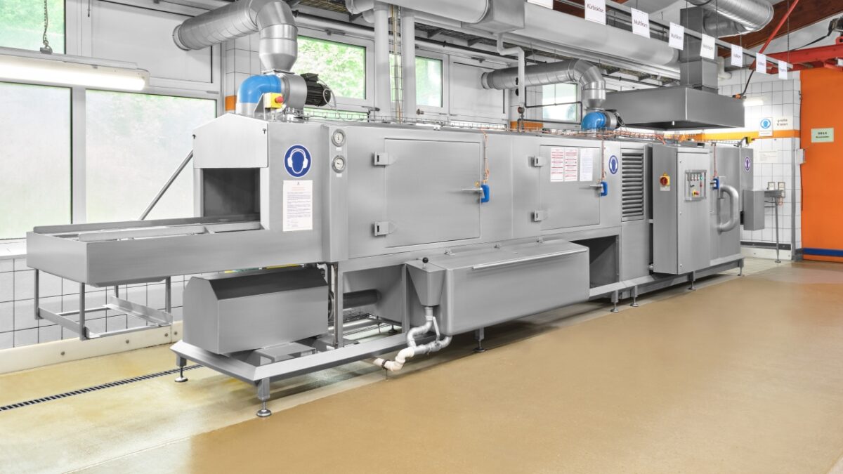 Industrie-Waschanlage zur Reinigung und Trocknung von Blechen, Körben und Backformen (Bild: Mohn).