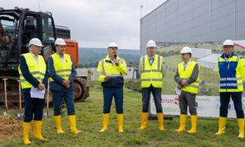 Spatenstich Symrise 2. Bauabschnitt Logistikzentrum Holzminden, v. l.: Jens Bädje (Geschäftsführer Symotion GmbH), Christian Belke (Bürgermeister Holzminden), Dr. Jean-Yves Parisot (Vorstandsvorsitzender Symrise AG), Detlef Struck (Bauunternehmen Dr. Schoppe), Walter Ribeiro (Vorstand Taste, Nutrition & Health), Dietmar Nunne (Kögel + Nunne Bau GmbH; Bild: Symrise).
