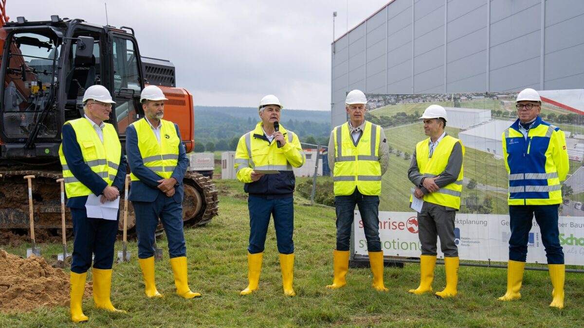 Spatenstich Symrise 2. Bauabschnitt Logistikzentrum Holzminden, v. l.: Jens Bädje (Geschäftsführer Symotion GmbH), Christian Belke (Bürgermeister Holzminden), Dr. Jean-Yves Parisot (Vorstandsvorsitzender Symrise AG), Detlef Struck (Bauunternehmen Dr. Schoppe), Walter Ribeiro (Vorstand Taste, Nutrition & Health), Dietmar Nunne (Kögel + Nunne Bau GmbH; Bild: Symrise).