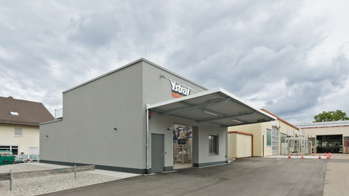 Das neue Versuchszentrum wurde auf rund 150 m² in kompakter Würfelbauweise erstellt und kann um ein weiteres Versuchsgebäude erweitert werden (Bild: Tobias Heink/ystral).