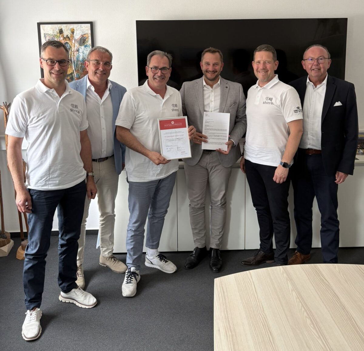 Vertreter von Toyota und GS besiegeln die Vertriebspartnerschaft (Bild: Toyota Material Handling Deutschland).
