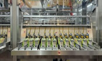 Die Top-Clip-Anlage bündelt Getränkeflaschen mit recyclingfähigen Kartonclips und ersetzt Schrumpffolie sowie vollflächige Kartonagen (Bild: BMS).