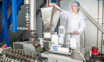 In Helmond werden mit dem Trockenextrusionsverfahren texturierte Pflanzenproteine aus europäischen Hülsenfrüchten im industriellen Maßstab hergestellt (Bild: Crespel & Deiters).