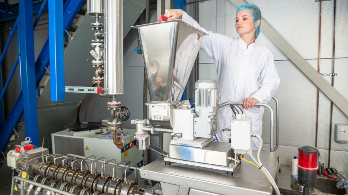 In Helmond werden mit dem Trockenextrusionsverfahren texturierte Pflanzenproteine aus europäischen Hülsenfrüchten im industriellen Maßstab hergestellt (Bild: Crespel & Deiters).