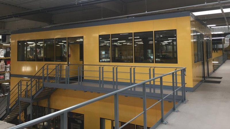 Die Doppelstockanlage mit Fachboden- und Palettenregalen nutzt vorhandene Produktionsflächen für strukturierte Materialflüsse und zusätzliche Lagerkapazitäten (Bild: Gemac).