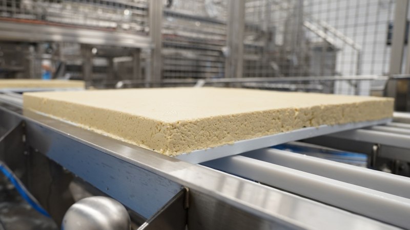 Die neue Produktionsanlage in Landquart verdoppelt die Kapazität für Schweizer Bio-Tofu (Bild: Hilcona).