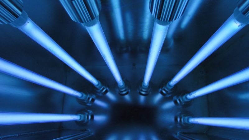 UV-C-Licht inaktiviert Mikroorganismen chemiefrei und lässt sich in bestehende Produktionslinien integrieren (Bild: Hoenle).