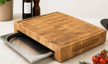 Die Premium-Holzbretter aus Eichenstirnholz sind je nach Ausführung mit Saftrillen oder herausnehmbaren Edelstahlwannen erhältlich (Bild: Hofmeister).
