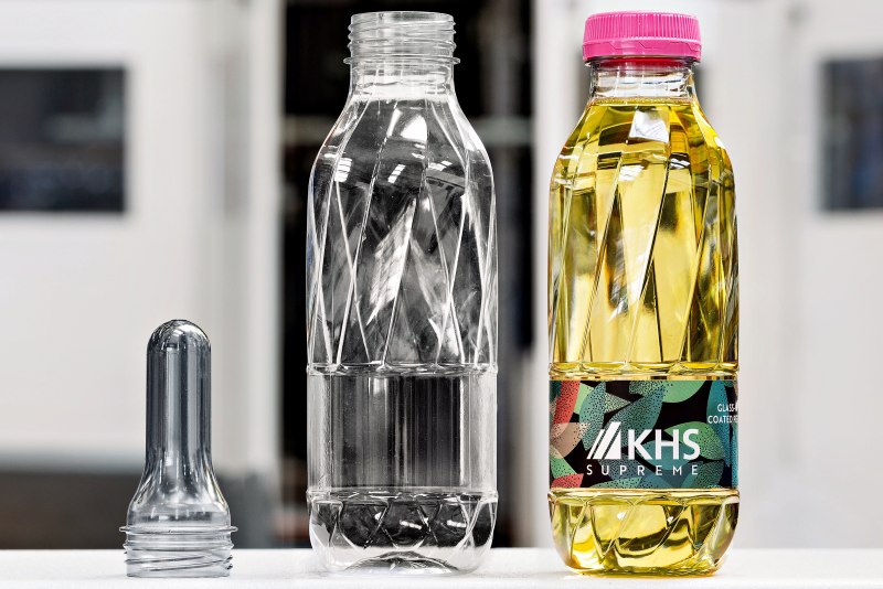 Die PET-Flasche bietet eine Glasbarriere und gleichzeitig die Verarbeitungsvorteile von PET (Bild: KHS).